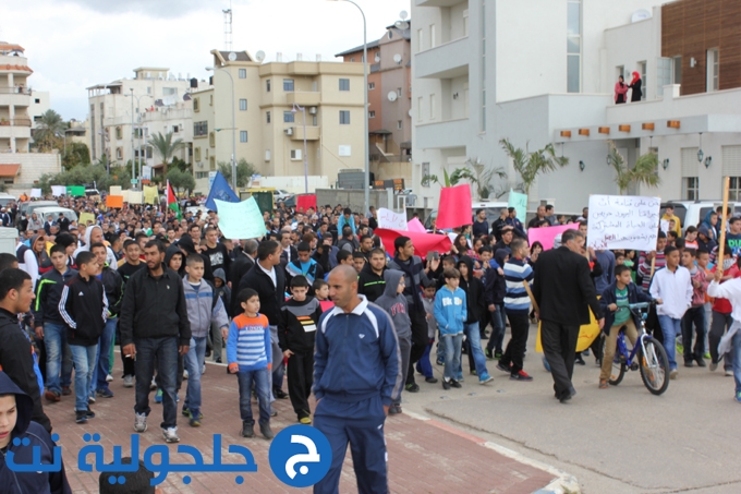 المئات من اهالي جلجولية يتظاهرون الأعمال الاجرامية التي نفذها المستوطنون في جلجولية